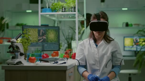 Científica investigadora con auriculares de realidad virtual — Vídeo de stock