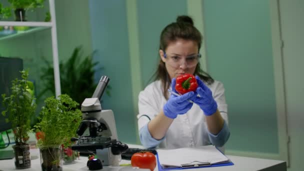Biologist woman examining pepper writing microbiology medical expertise — Stock Video