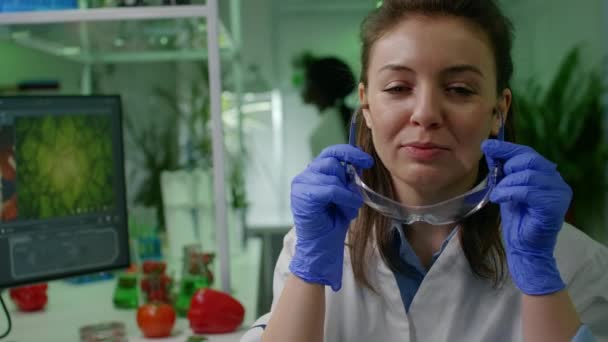 Portret badacza chemicznego w sprzęcie medycznym patrzącego w kamerę — Wideo stockowe