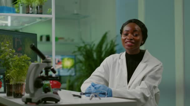 Pov chemik naukowiec kobieta mówi o biotechnologia opieka zdrowotna — Wideo stockowe