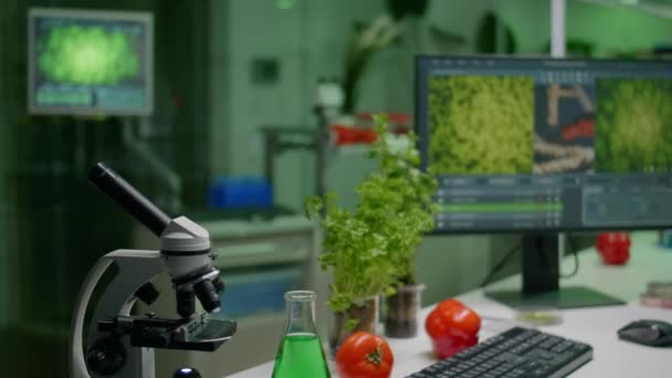 Menutup laboratorium penelitian ilmiah dengan tabung uji kaca, labu, mikroskop — Stok Video