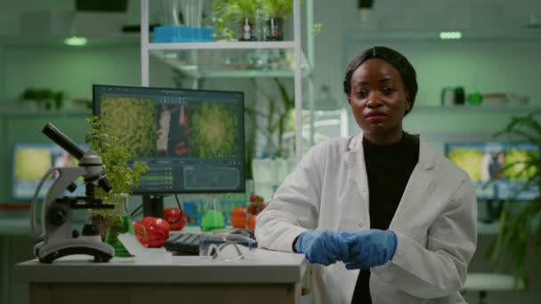 식물학 연구가 이자 온라인 비디오 게임중에 식물학적 실험을 설명하는 여자의 사진 — 비디오
