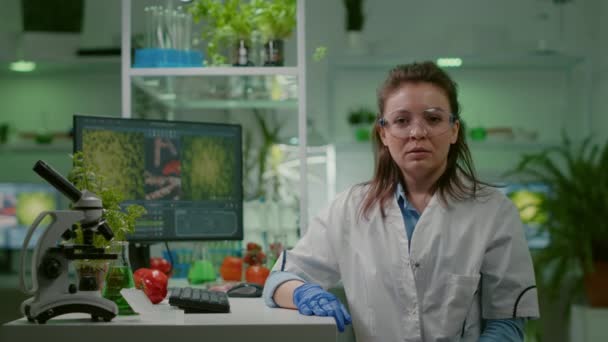 Pov van bioloog onderzoeker vrouw met medische apparatuur — Stockvideo