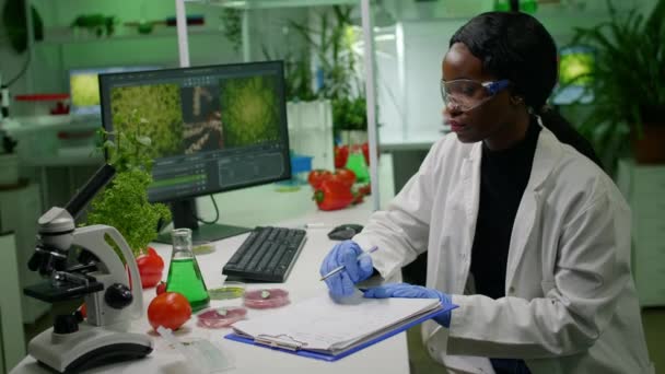 Cientistas pesquisadores que trabalham em laboratório de biotecnologia olhando para comida vegan — Vídeo de Stock