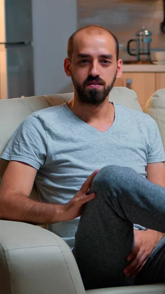 Pov of freelancer man sitting on couch recording business interview — Stock Photo, Image