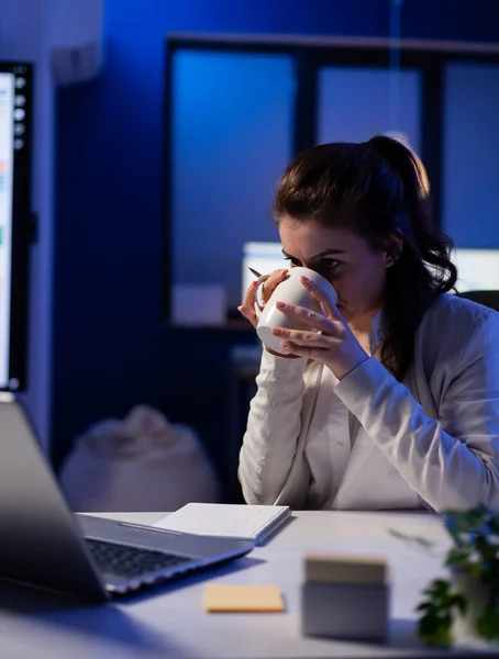 Manager mit Internet-Videokonferenz in professionellem Start-up-Büro — Stockfoto