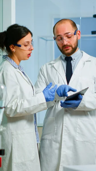 Enfermera química explica al médico el desarrollo de vacunas —  Fotos de Stock