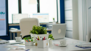 Modern iş toplantısı alanı. Konferans masasıyla iç mekan.