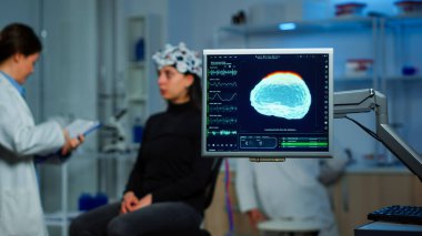 Nörolog doktor sinir sistemini analiz etmek için kulaklık kullanıyor.