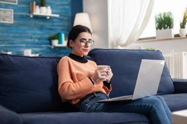 Üniversite semineri sırasında öğrenci üniversitesi öğrenim yönetimi online ders