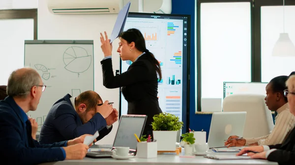 Mujer gerente enojado argumentando en desacuerdo sobre el mal contrato de negocios — Foto de Stock