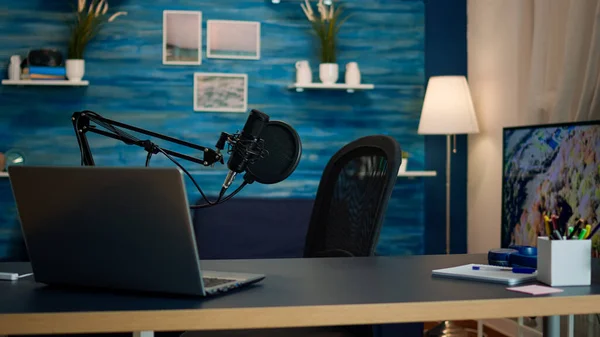 Lege podcast kamer met professionele microfoon — Stockfoto