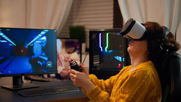 Pro gamer esporte cibernético relaxante jogar jogos de vídeo usando vr fone de ouvido — Fotografia de Stock