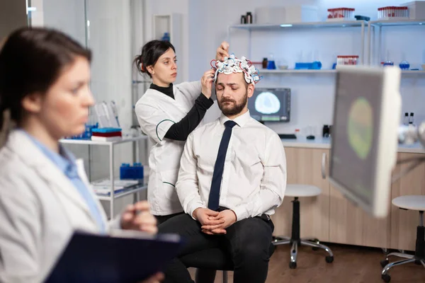 神経学の専門医を訪問する男性患者 — ストック写真