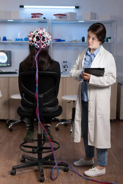 Mujer paciente usando escáner de auriculares eeg performant —  Fotos de Stock