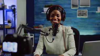 Afrikalı bir konuşmacının görüntülerini kaydederken kamerayı kapat.