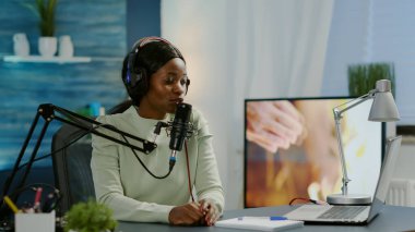 Konuşmaya hazır kulaklıklı yaratıcı etkili.