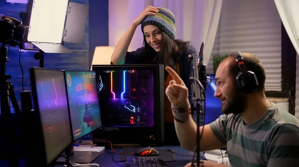 Vue latérale du couple pro streamer effectuant des jeux vidéo en ligne — Photo