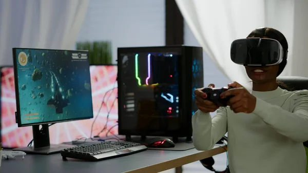 Preto videogamer mulher ganhando espaço jogo de tiro usando realidade virtual — Fotografia de Stock
