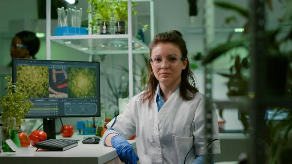 Портрет жінки-хіміка в білому пальто, що працює в фармацевтичній лабораторії — стокове фото