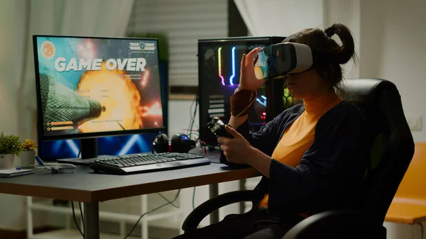 Furioso gamer mulher vestindo fone de ouvido realidade virtual perder espaço atirador — Fotografia de Stock
