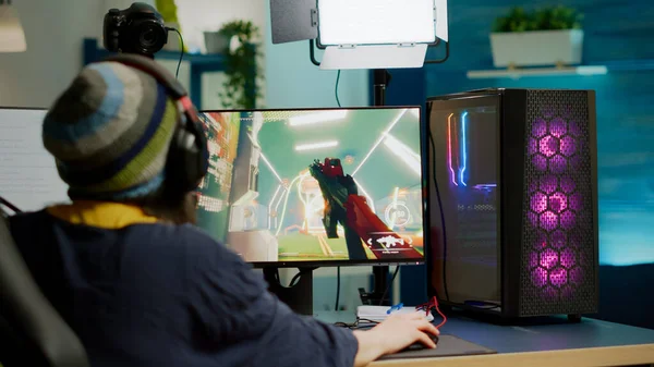 Indietro colpo di streamer pro con cuffie giocare FPS videogame — Foto Stock