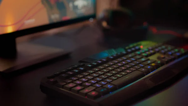 Primer plano del teclado profesional con iluminación RGB — Foto de Stock