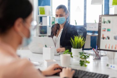 İş dünyasındaki yeni kadın. Bilgisayarla çalışan normal ofis.