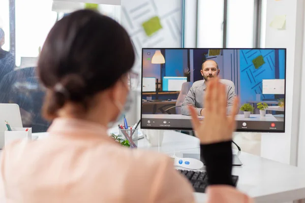 Mulher cumprimentando empresário durante videochamada no escritório corporativo — Fotografia de Stock