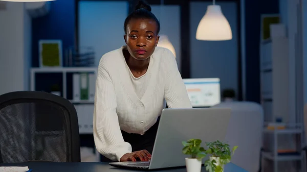 Femme d'affaires africaine debout près du bureau regardant la caméra — Photo
