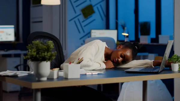 アフリカのビジネス女性が机の上で眠りに落ちる — ストック写真