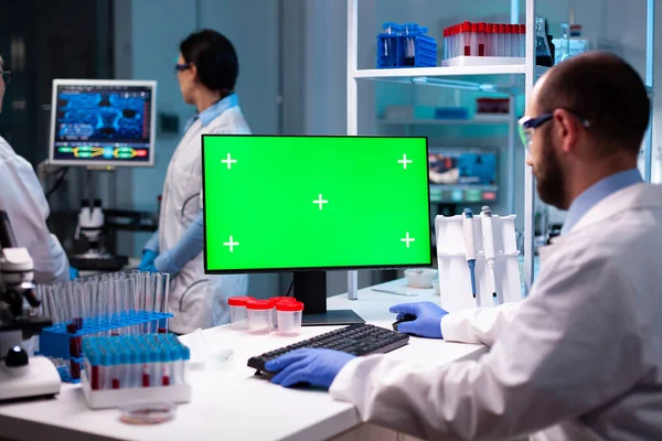 Biochimico che lavora in laboratorio utilizzando uno schermo modello verde — Foto Stock