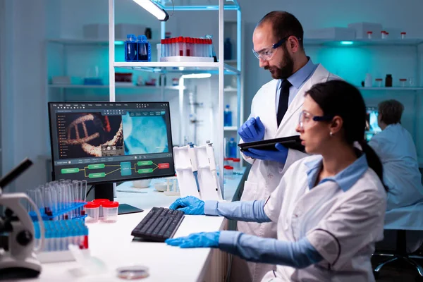 Team di ricercatori che lavorano nel laboratorio scientifico — Foto Stock
