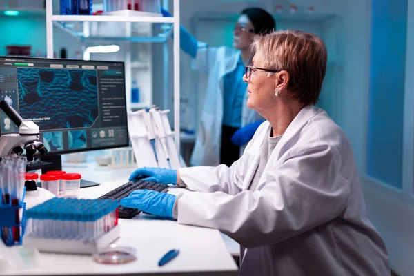 Ricercatore senior in laboratorio di scienze chimiche — Foto Stock