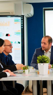 Şirket lideri iş konferansı için çeşitli takımları bekliyor.