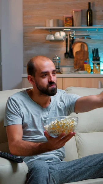 Caucásico fanático del fútbol viendo a su equipo ganar — Foto de Stock