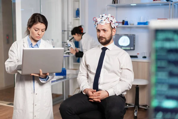 Médico en neurociencia trabajando en investigación neurológica — Foto de Stock