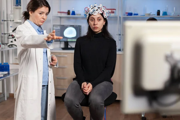 Lekarz badacz EEG zestaw słuchawkowy do analizy ewolucji pacjentów — Zdjęcie stockowe