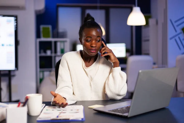 Femme d'affaires épuisée surmenage à la comptabilité de l'échéance financière — Photo