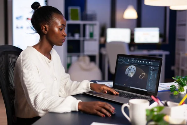 現代的な形状を開発する仕事の黒の女性の図面カード技術プロトタイプ — ストック写真