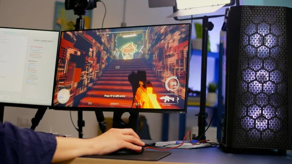 Primo piano di streamer giocare in prima persona sparatutto video gioco — Foto Stock