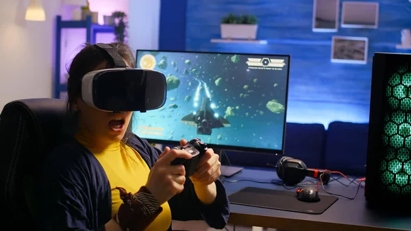 Winner gamer wearing virtual reality goggles — Stock Photo, Image