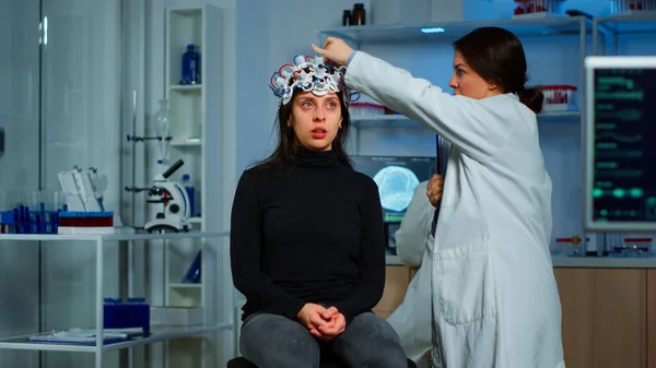 博士研究人员调整脑电图耳机分析患者的演化 — 图库照片