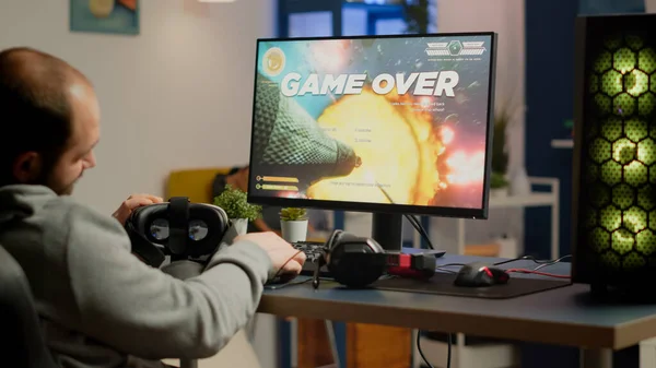 Videogamer perder gráficos cyberspace jogo de vídeo sentado na cadeira de jogos — Fotografia de Stock
