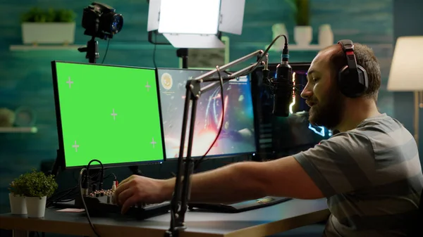 Cyber streamer playing online videogames on green screen powerful computer — Stock Photo, Image