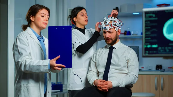 Médico de neurociencia mostrando en portapapeles tratamiento contra enfermedades cerebrales —  Fotos de Stock