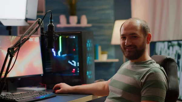 Streamer férfi nézi a kamera mosolyog közben streaming videojátékok — Stock Fotó