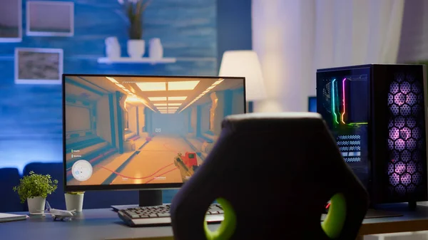 Ekranda FPS video oyunu olan RGB güçlü bilgisayar oyunu sondajı — Stok fotoğraf