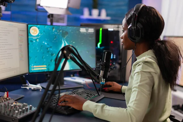 Afrikalı online e-flamcı uzay atıcısı oyunu kazanmaya çalışıyor