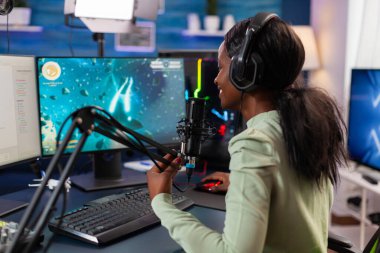 Afrikalı esport oyuncusu canlı yayın yarışması sırasında takımla konuşuyor